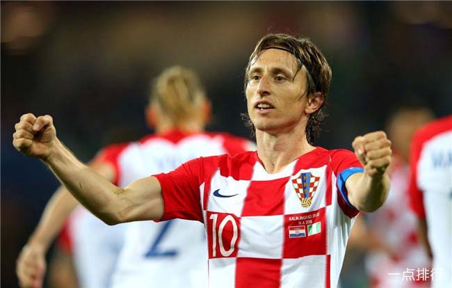 前锋远射破门，全场欢呼