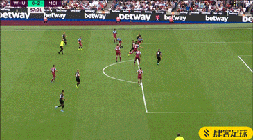 詹姆斯时隔14年再次来蓉，现场表白“我太爱成都了”，球迷冒雨齐聚万象城集体高呼“LBJ”