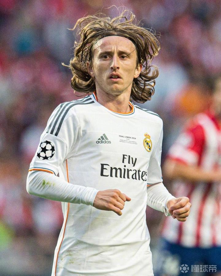 齐达内访华与樊振东互动，展现球技，赞其乒乓球成就，两人友好交流，共话皇马。