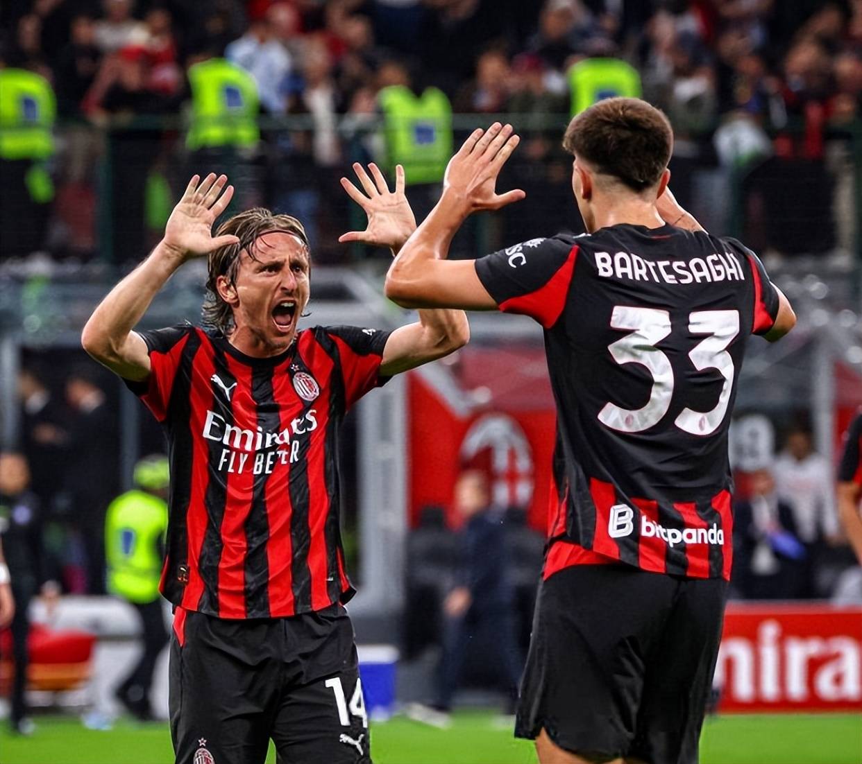 中场核心连续突破防守制造射门机会