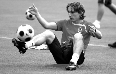 阿夫迪亚成50年来开拓者首位3场砍90+30+30球员